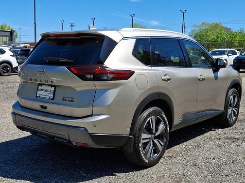 Champagne Silver Metallic 2024 Nissan Rogue SL