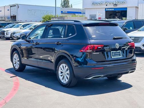 Deep Black Pearl Metallic 2018 Volkswagen Tiguan 2.0T S