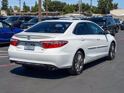 Super White 2015 Toyota Camry SE