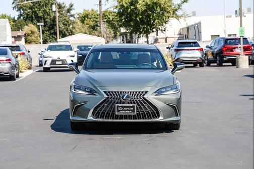 2025 Lexus ES 300h Luxury