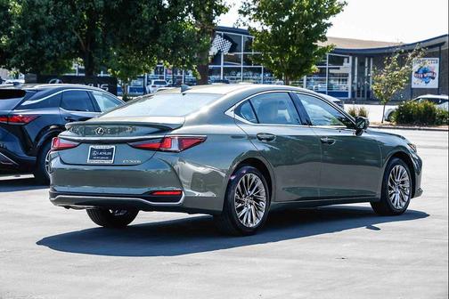 2025 Lexus ES 300h Luxury