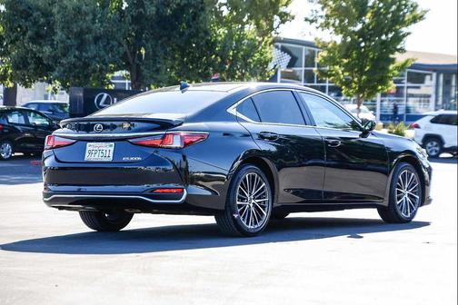 2023 Lexus ES 300h Base