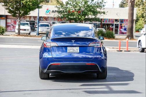 2022 Tesla Model Y Long Range Dual Motor All-Wheel Drive