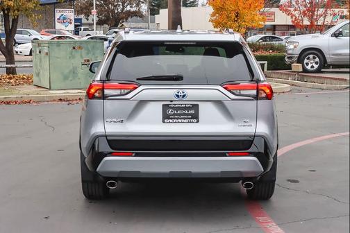 2022 Toyota RAV4 Hybrid SE
