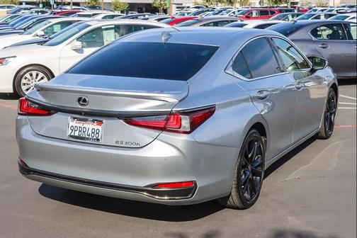 2024 Lexus ES 300h F SPORT Handling