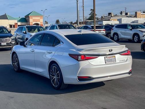 2025 Lexus ES 300h Base