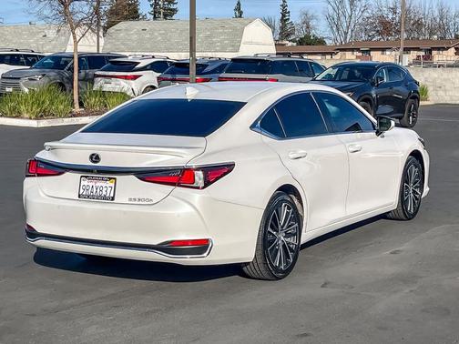 2025 Lexus ES 300h Base