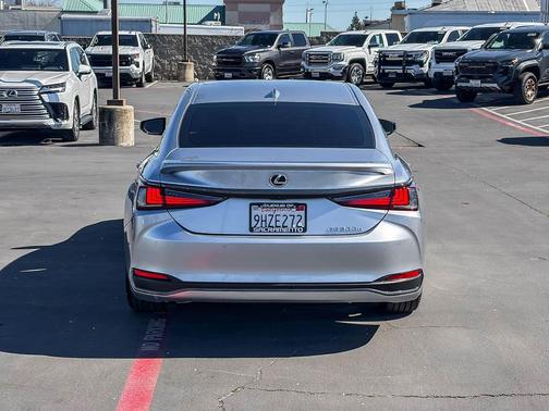 2024 Lexus ES 300h F SPORT Handling