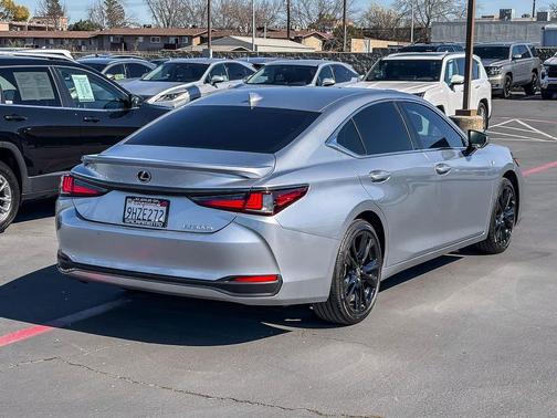 2024 Lexus ES 300h F SPORT Handling