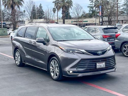 2024 Toyota Sienna Platinum