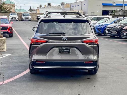 2024 Toyota Sienna Platinum