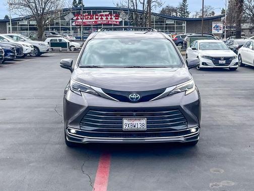 2024 Toyota Sienna Platinum