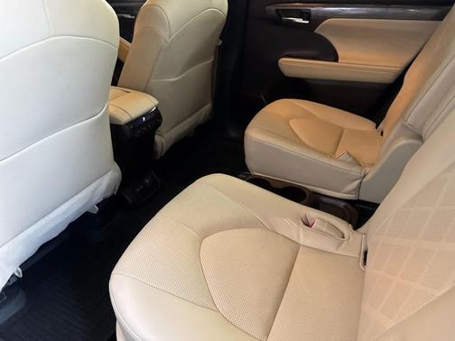 Celestial Silver Metallic 2022 Toyota Highlander Hybrid Platinum