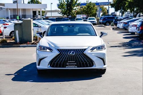 2023 Lexus ES 300h Base
