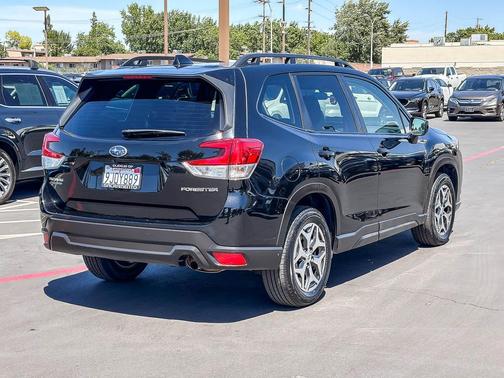 Crystal Black Silica 2023 Subaru Forester Premium