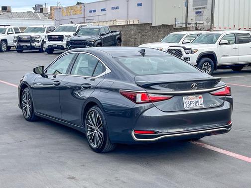 2025 Lexus ES 300h Base