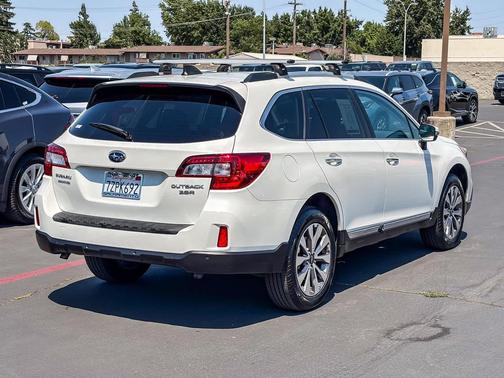 Crystal White Pearl 2017 Subaru Outback 3.6R Touring