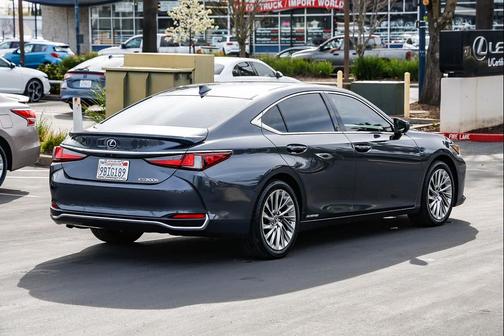 2022 Lexus ES 300h Luxury