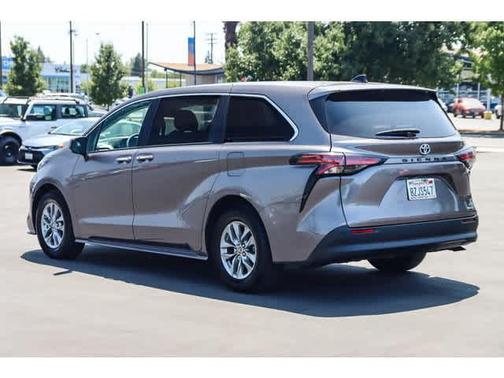 2022 Toyota Sienna XLE 8 Passenger