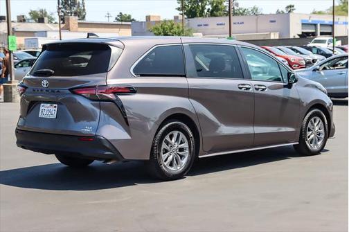 2022 Toyota Sienna XLE 8 Passenger