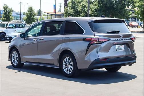 2022 Toyota Sienna XLE 8 Passenger
