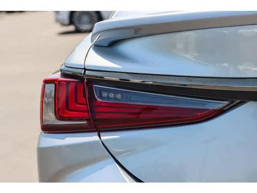2024 Lexus ES 300h F SPORT Handling