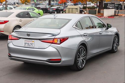2025 Lexus ES 300h Base