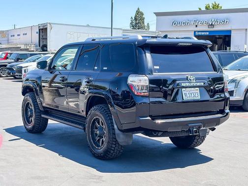 Midnight Black Metallic 2018 Toyota 4Runner SR5 Premium