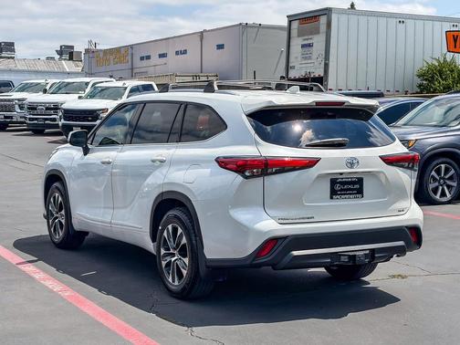 Blizzard Pearl 2021 Toyota Highlander XLE