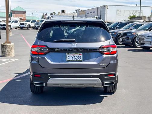 Modern Steel Metallic 2024 Honda Pilot Touring 8-Passenger
