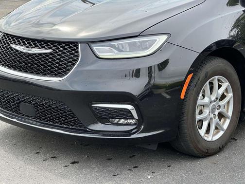 Brilliant Black Crystal Pearlcoat 2023 Chrysler Pacifica Touring L
