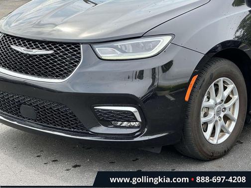 Brilliant Black Crystal Pearlcoat 2023 Chrysler Pacifica Touring L