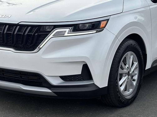 Snow White Pearl 2023 Kia Carnival LX