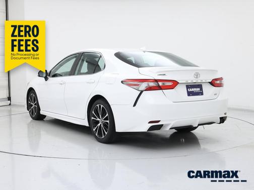 White 2019 Toyota Camry SE