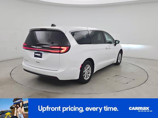 White 2025 Chrysler Pacifica Select