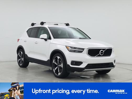 White 2021 Volvo XC40 T4 Momentum