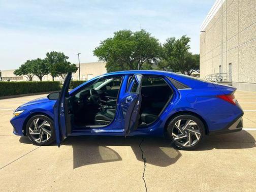 2024 Hyundai ELANTRA Limited