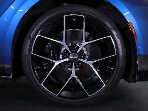 2025 Aston Martin DBX 707