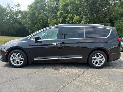 Brilliant Black Crystal Pearlcoat 2019 Chrysler Pacifica Touring L Plus