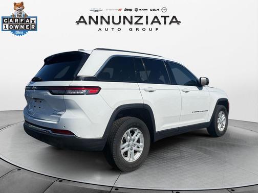 Bright White Clearcoat 2023 Jeep Grand Cherokee Laredo