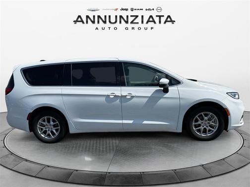 2023 Chrysler Pacifica Touring-L
