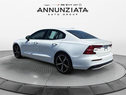 2024 Volvo S60 B5 Core Dark Theme