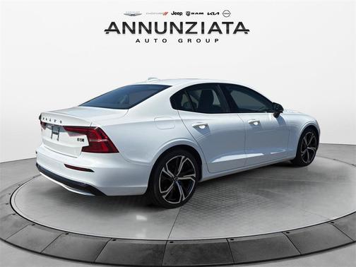 2024 Volvo S60 B5 Core Dark Theme
