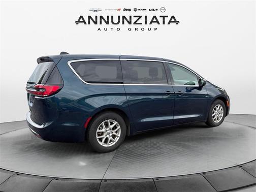 2023 Chrysler Pacifica Touring-L