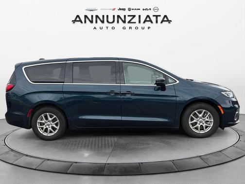 2023 Chrysler Pacifica Touring-L