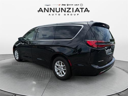 2023 Chrysler Pacifica Touring-L