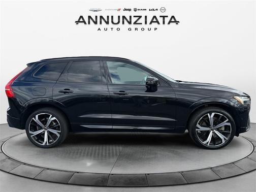 2023 Volvo XC60 B6 Ultimate Dark Theme