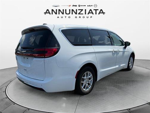 2023 Chrysler Pacifica Touring-L