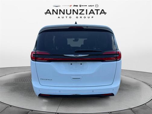 2023 Chrysler Pacifica Touring-L