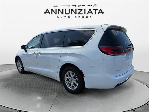 2023 Chrysler Pacifica Touring-L